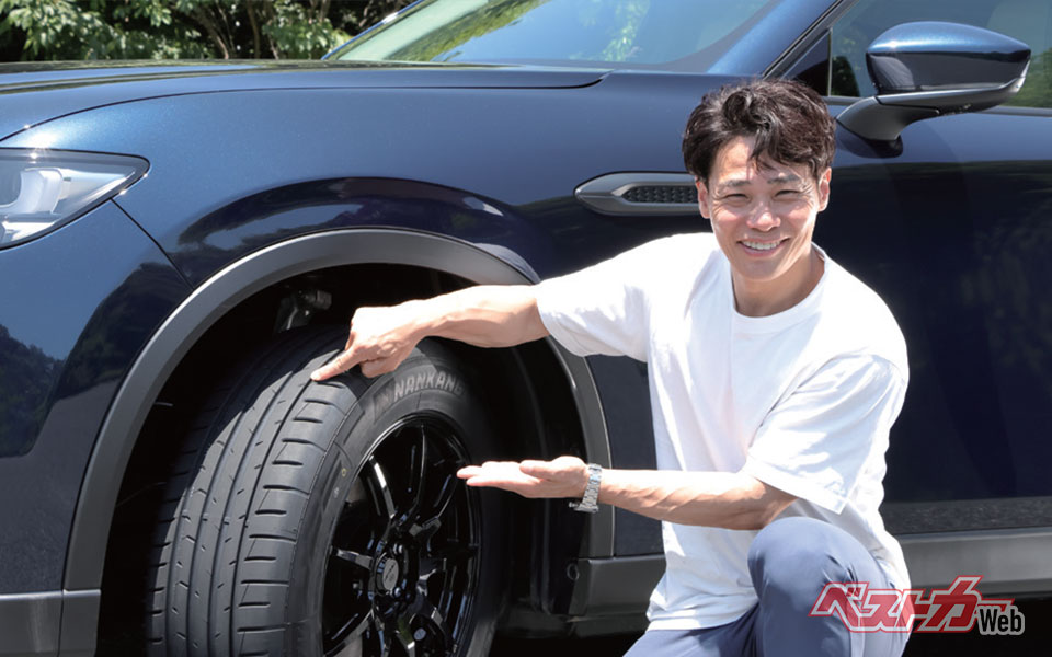 清水さんとAS-3。235/60R18が1本1万4,620円(取材時)とお買い得!