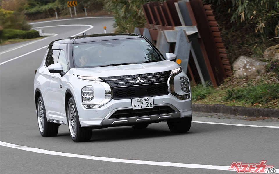 アウトランダーPHEVの大きなボディをしっかりと受け止め、コーナリングのレスポンスもいい