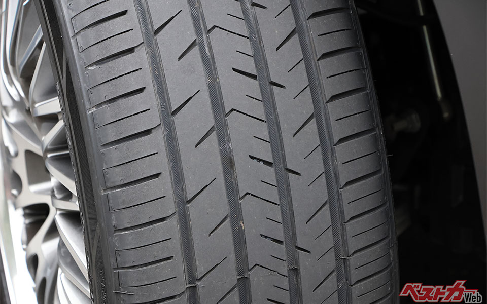 4本のストレートグルーブに加え、リブにはしっかりとサイプが入り、雨天での排水性も高そうだ