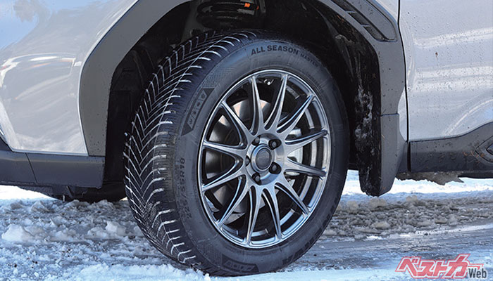 アルミホイールはファイナリストのFT-S12（1本1万6,500円）のハイパーブラックだ